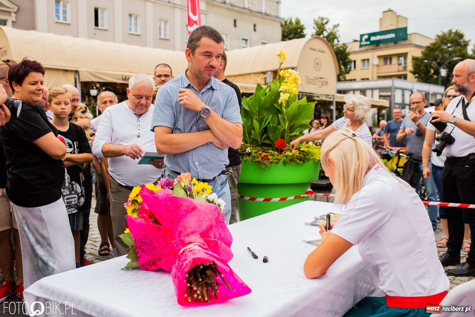 Zdjęcie w galerii na portalu naszraciborz.pl: Czek i zaproszenie na kolację. Władze powitały Justynę Święty-Ersetic wiadomości z regionu