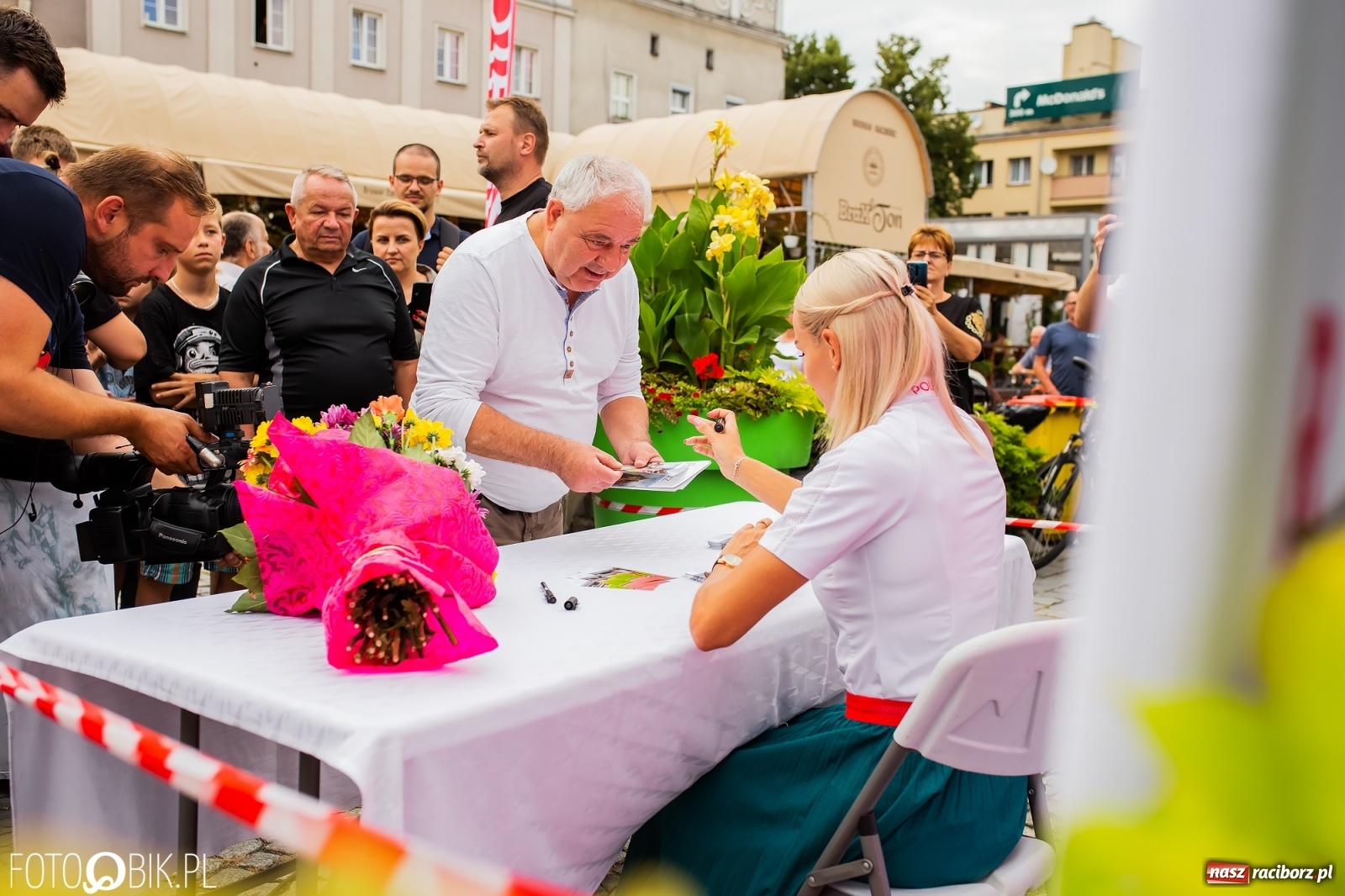 Zdjęcie w galerii na portalu naszraciborz.pl: Czek i zaproszenie na kolację. Władze powitały Justynę Święty-Ersetic wiadomości z regionu