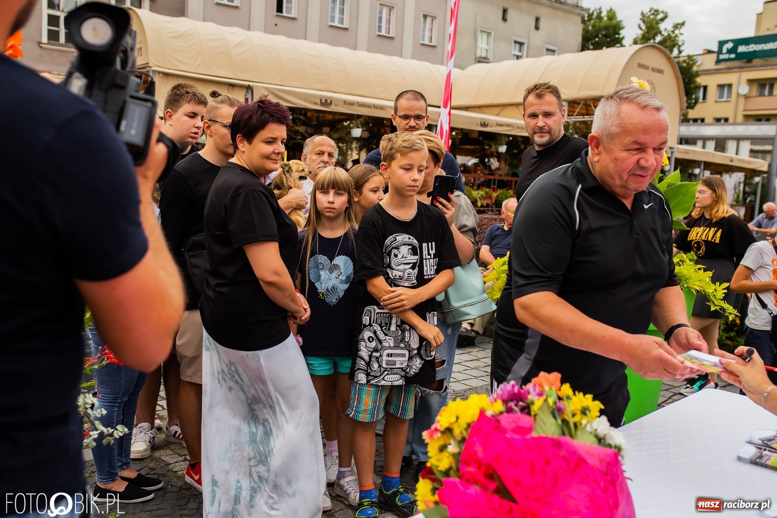 Zdjęcie w galerii na portalu naszraciborz.pl: Czek i zaproszenie na kolację. Władze powitały Justynę Święty-Ersetic wiadomości z regionu