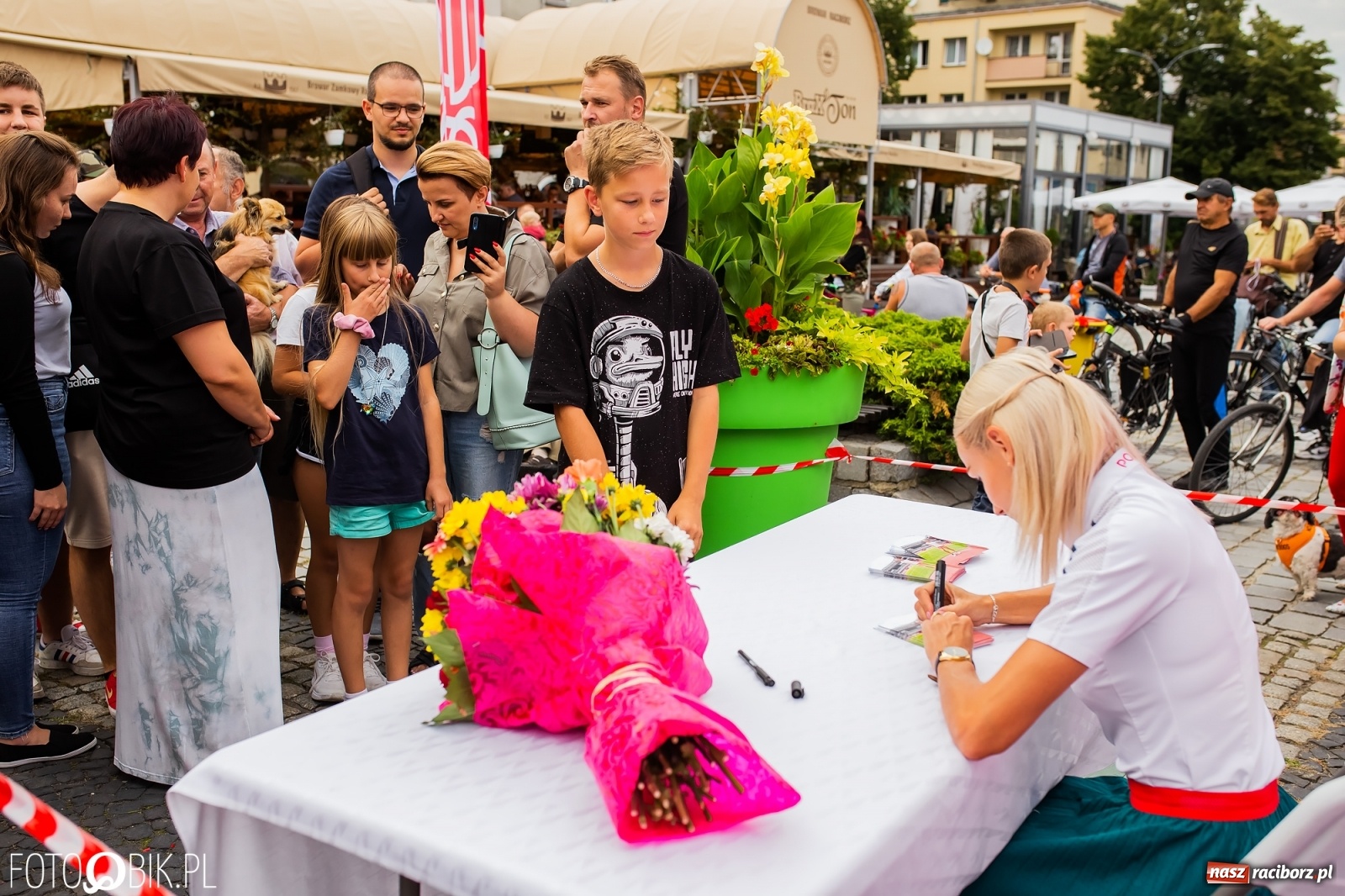 Zdjęcie w galerii na portalu naszraciborz.pl: Czek i zaproszenie na kolację. Władze powitały Justynę Święty-Ersetic wiadomości z regionu