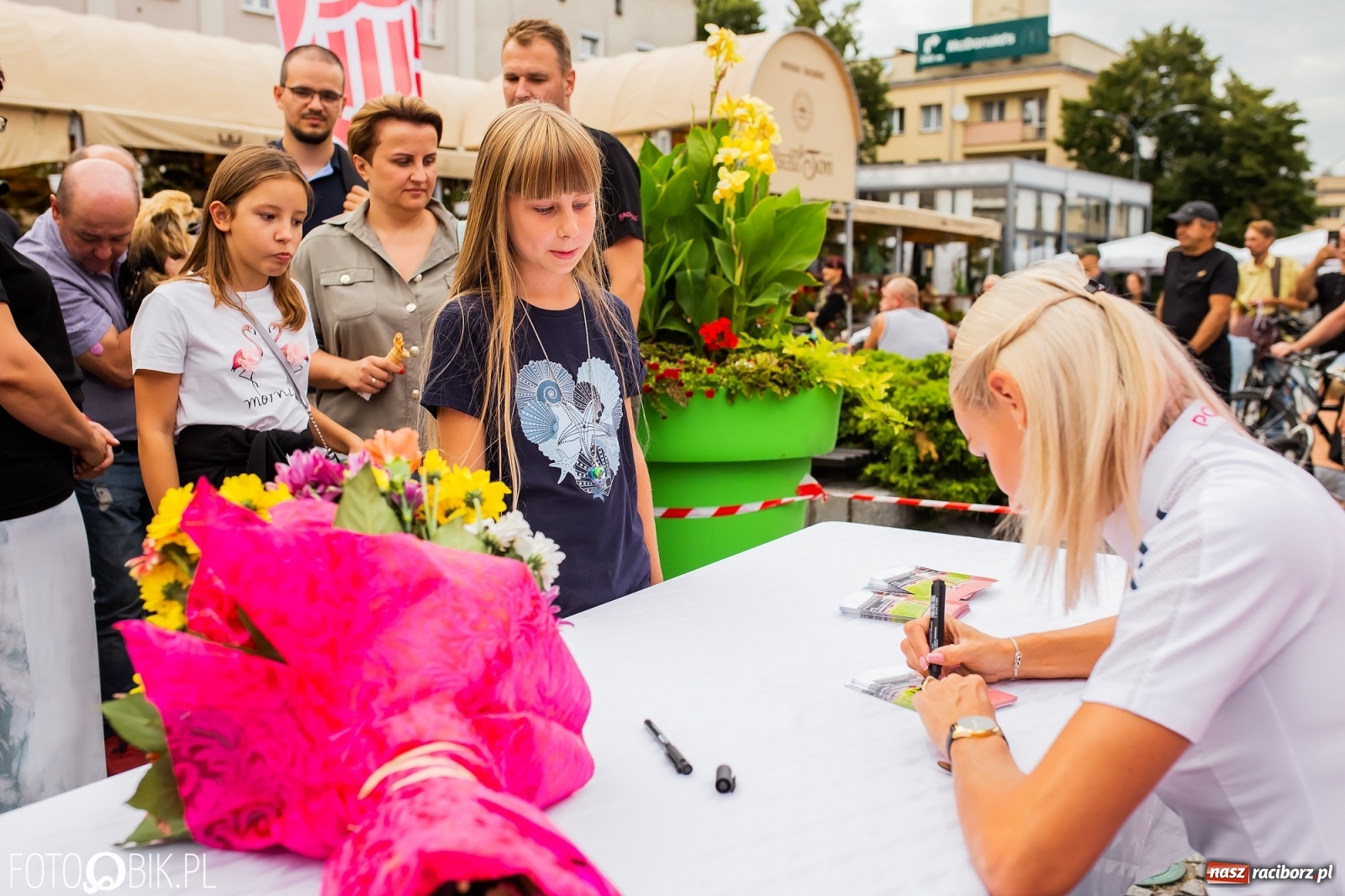 Zdjęcie w galerii na portalu naszraciborz.pl: Czek i zaproszenie na kolację. Władze powitały Justynę Święty-Ersetic wiadomości z regionu