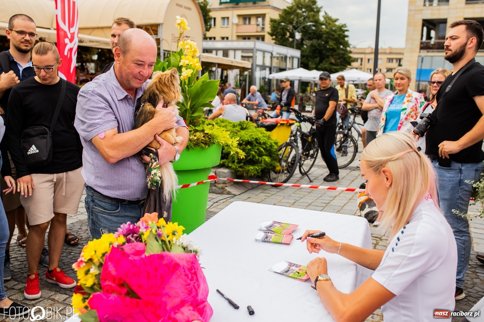 Zdjęcie w galerii na portalu naszraciborz.pl: Czek i zaproszenie na kolację. Władze powitały Justynę Święty-Ersetic wiadomości z regionu