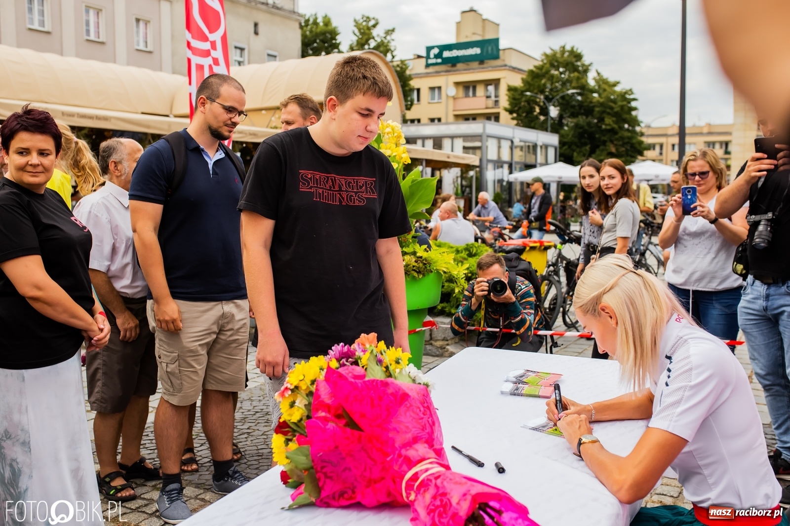Zdjęcie w galerii na portalu naszraciborz.pl: Czek i zaproszenie na kolację. Władze powitały Justynę Święty-Ersetic wiadomości z regionu