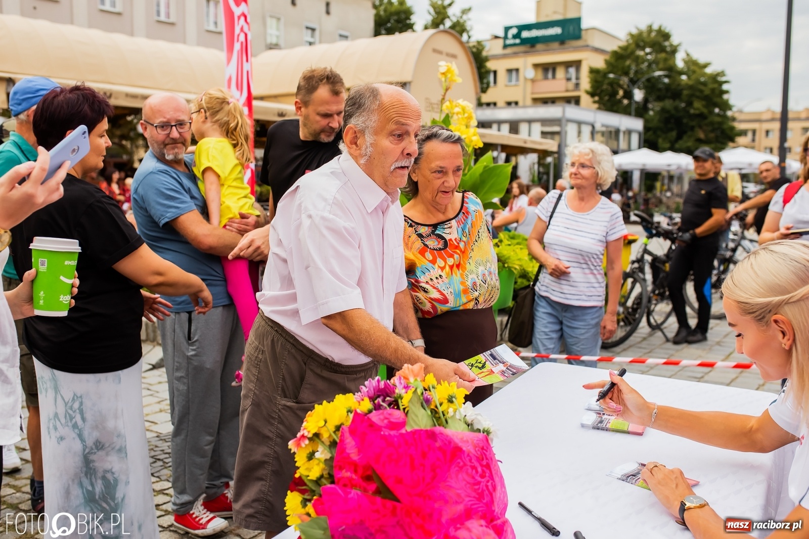 Zdjęcie w galerii na portalu naszraciborz.pl: Czek i zaproszenie na kolację. Władze powitały Justynę Święty-Ersetic wiadomości z regionu