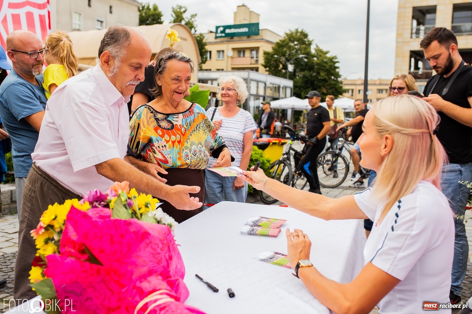 Zdjęcie w galerii na portalu naszraciborz.pl: Czek i zaproszenie na kolację. Władze powitały Justynę Święty-Ersetic wiadomości z regionu