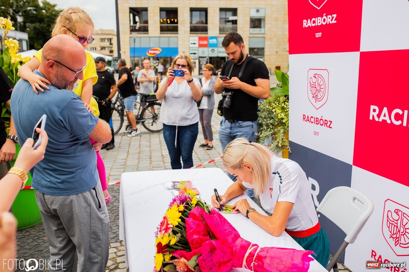 Zdjęcie w galerii na portalu naszraciborz.pl: Czek i zaproszenie na kolację. Władze powitały Justynę Święty-Ersetic wiadomości z regionu