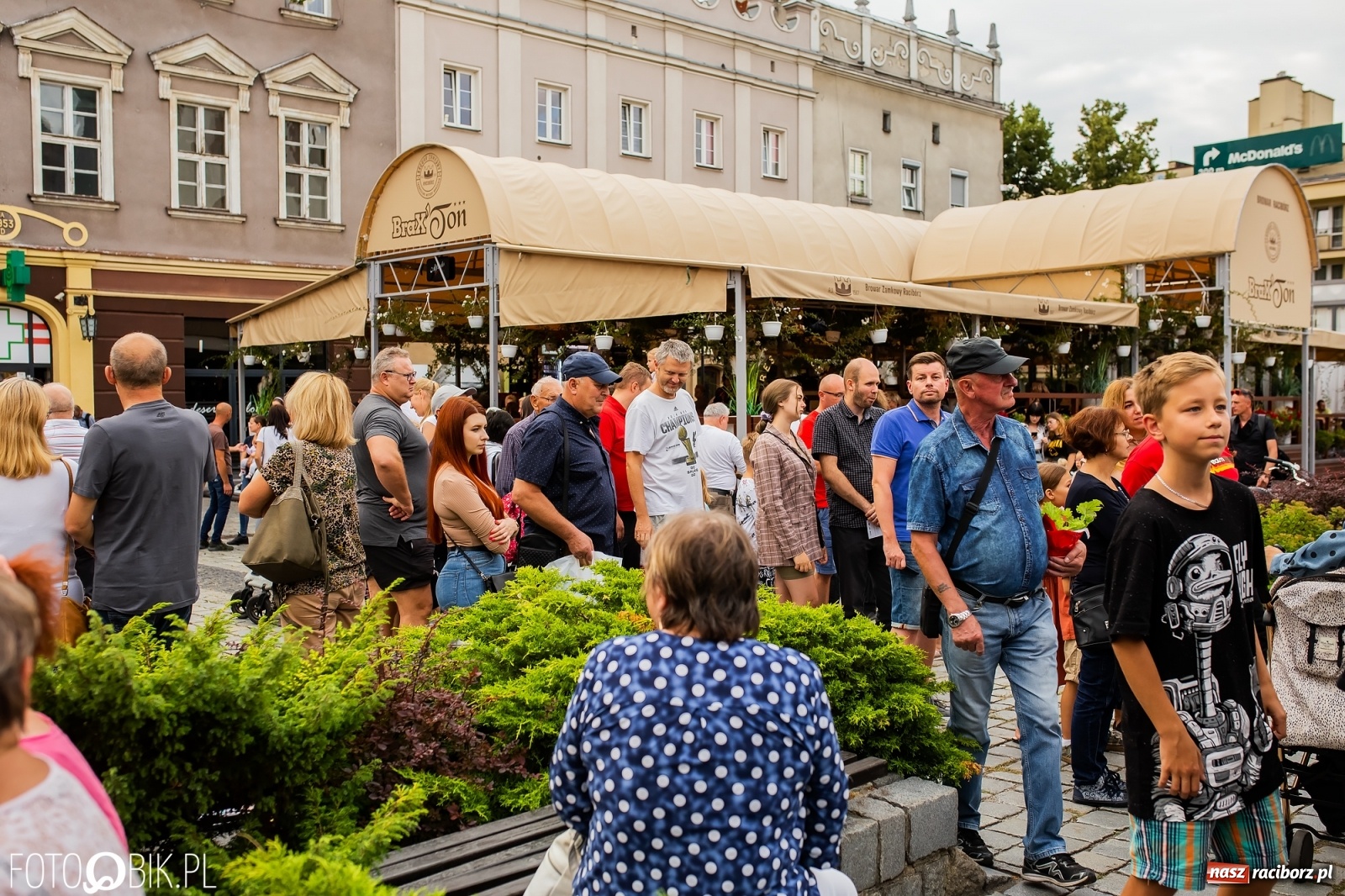 Zdjęcie w galerii na portalu naszraciborz.pl: Czek i zaproszenie na kolację. Władze powitały Justynę Święty-Ersetic wiadomości z regionu