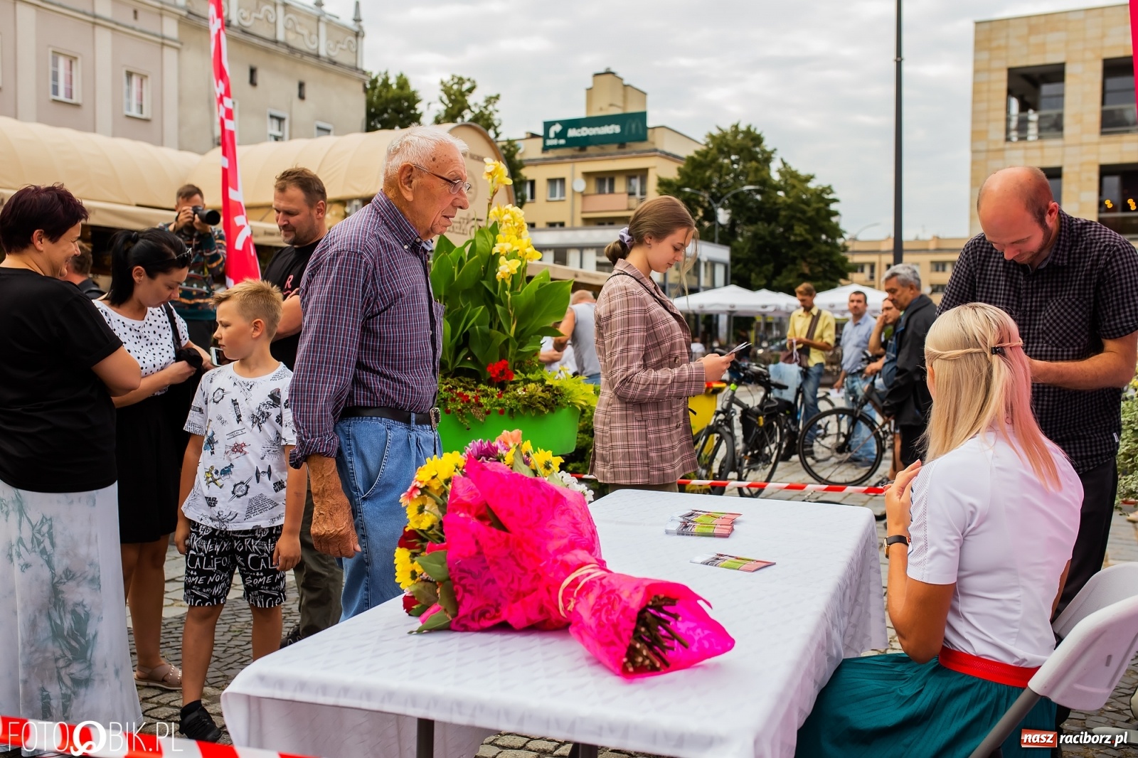 Zdjęcie w galerii na portalu naszraciborz.pl: Czek i zaproszenie na kolację. Władze powitały Justynę Święty-Ersetic wiadomości z regionu