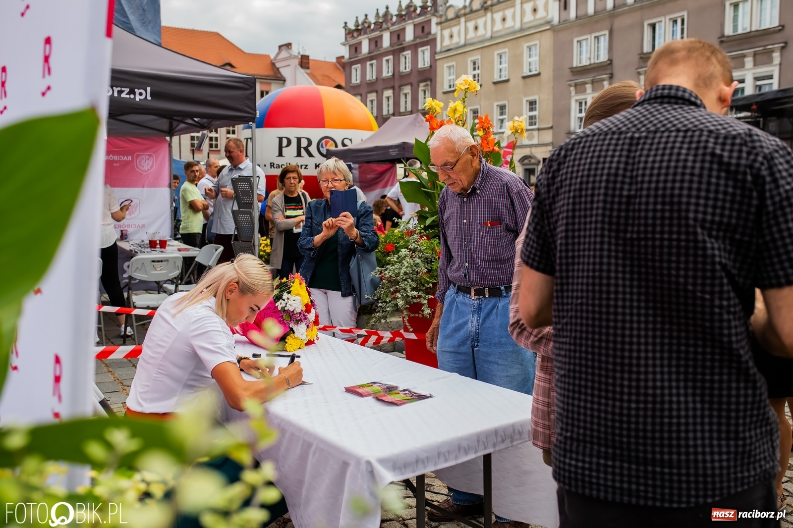 Zdjęcie w galerii na portalu naszraciborz.pl: Czek i zaproszenie na kolację. Władze powitały Justynę Święty-Ersetic wiadomości z regionu