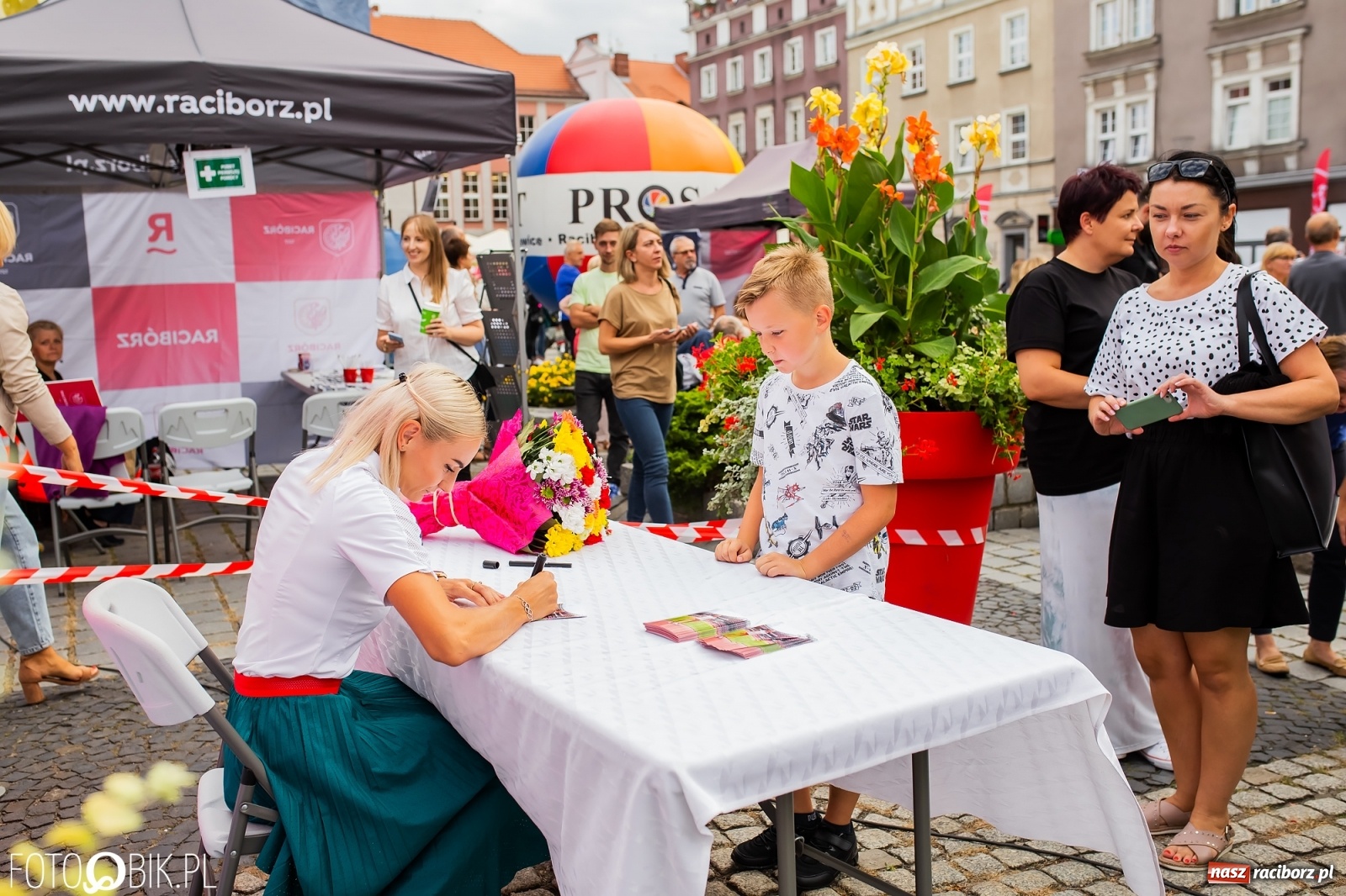 Zdjęcie w galerii na portalu naszraciborz.pl: Czek i zaproszenie na kolację. Władze powitały Justynę Święty-Ersetic wiadomości z regionu