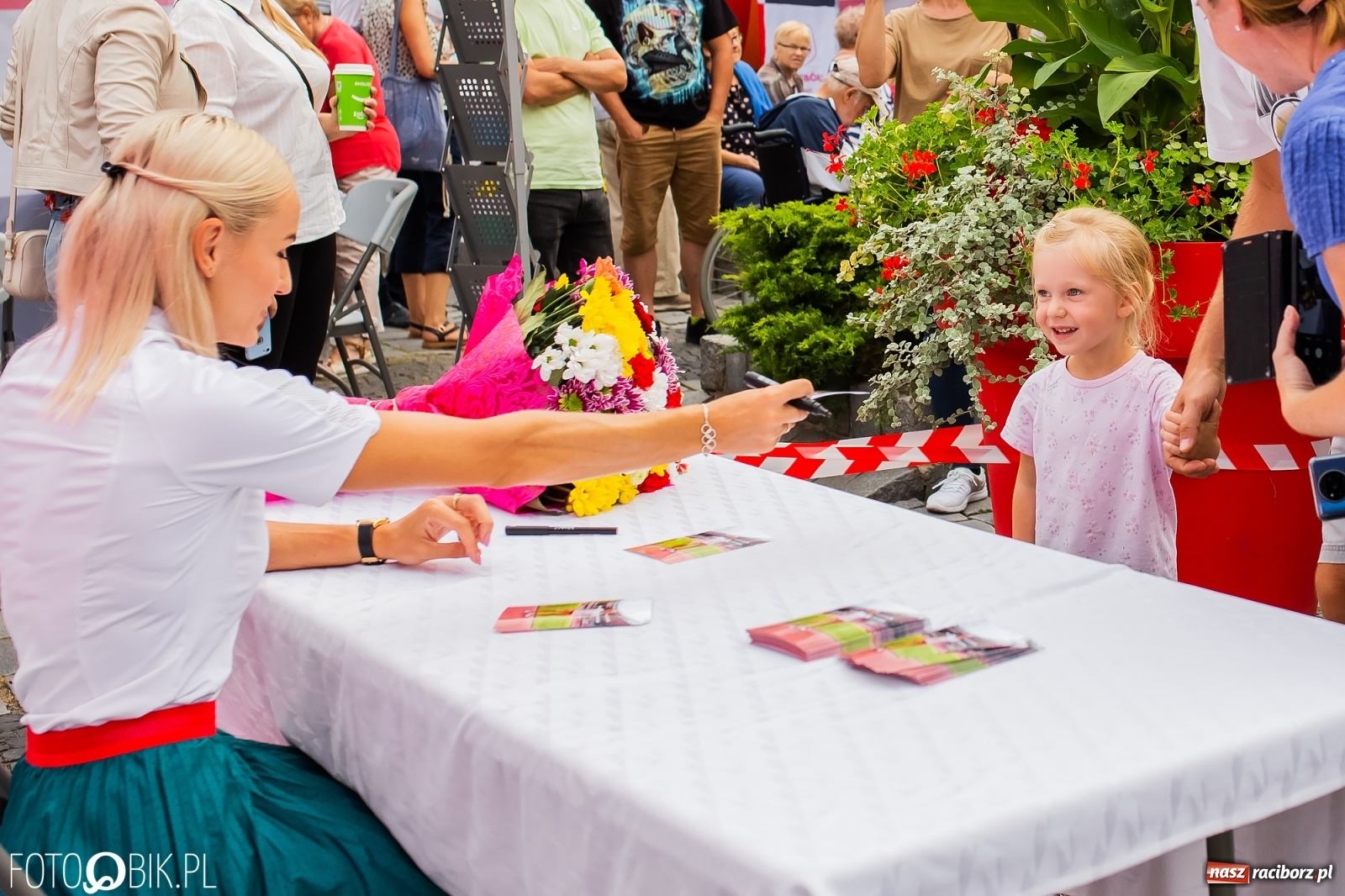 Zdjęcie w galerii na portalu naszraciborz.pl: Czek i zaproszenie na kolację. Władze powitały Justynę Święty-Ersetic wiadomości z regionu