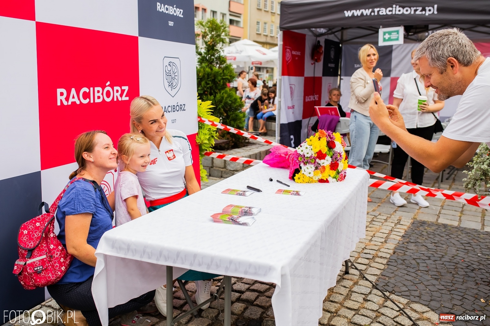 Zdjęcie w galerii na portalu naszraciborz.pl: Czek i zaproszenie na kolację. Władze powitały Justynę Święty-Ersetic wiadomości z regionu