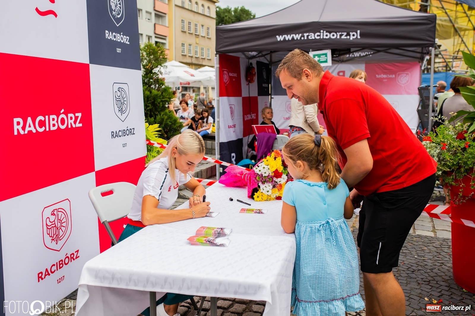 Zdjęcie w galerii na portalu naszraciborz.pl: Czek i zaproszenie na kolację. Władze powitały Justynę Święty-Ersetic wiadomości z regionu