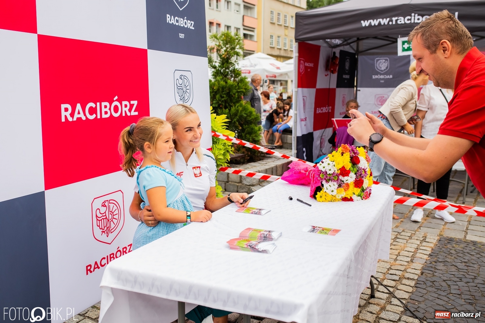 Zdjęcie w galerii na portalu naszraciborz.pl: Czek i zaproszenie na kolację. Władze powitały Justynę Święty-Ersetic wiadomości z regionu