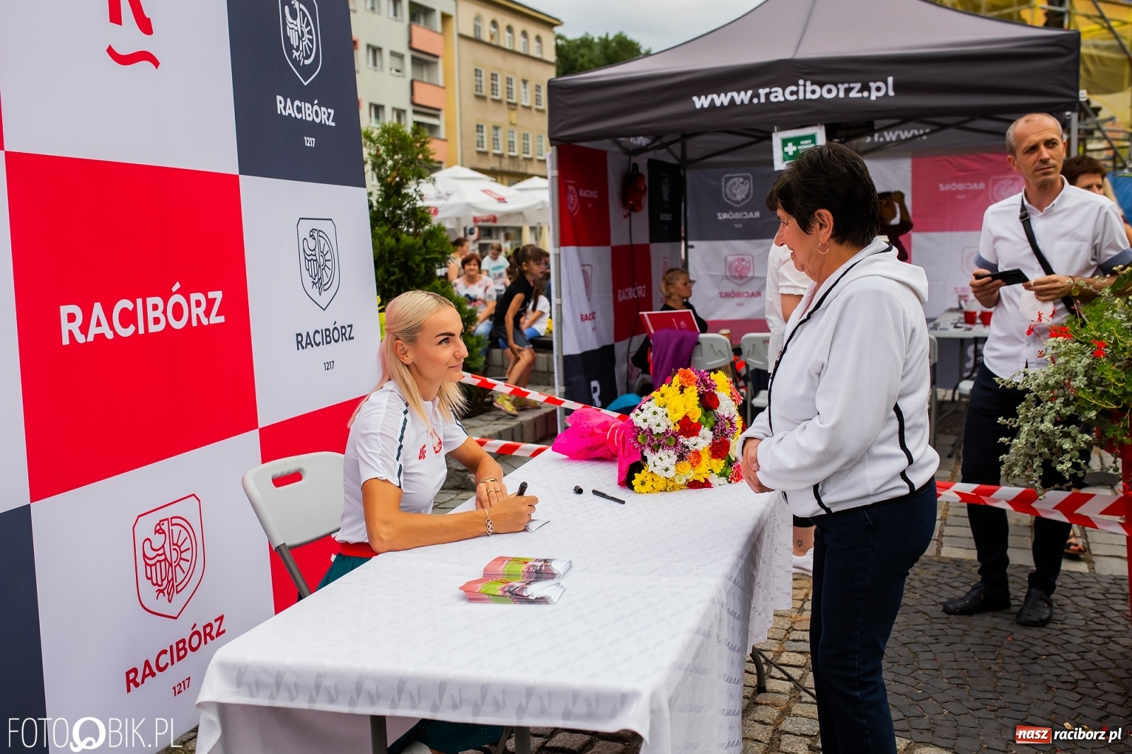 Zdjęcie w galerii na portalu naszraciborz.pl: Czek i zaproszenie na kolację. Władze powitały Justynę Święty-Ersetic wiadomości z regionu