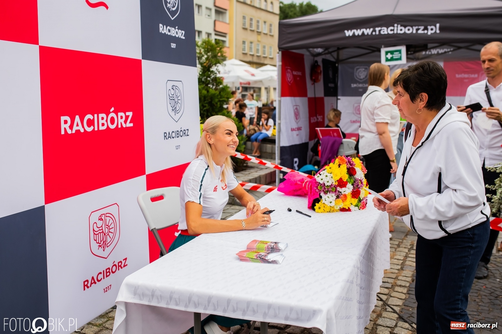 Zdjęcie w galerii na portalu naszraciborz.pl: Czek i zaproszenie na kolację. Władze powitały Justynę Święty-Ersetic wiadomości z regionu