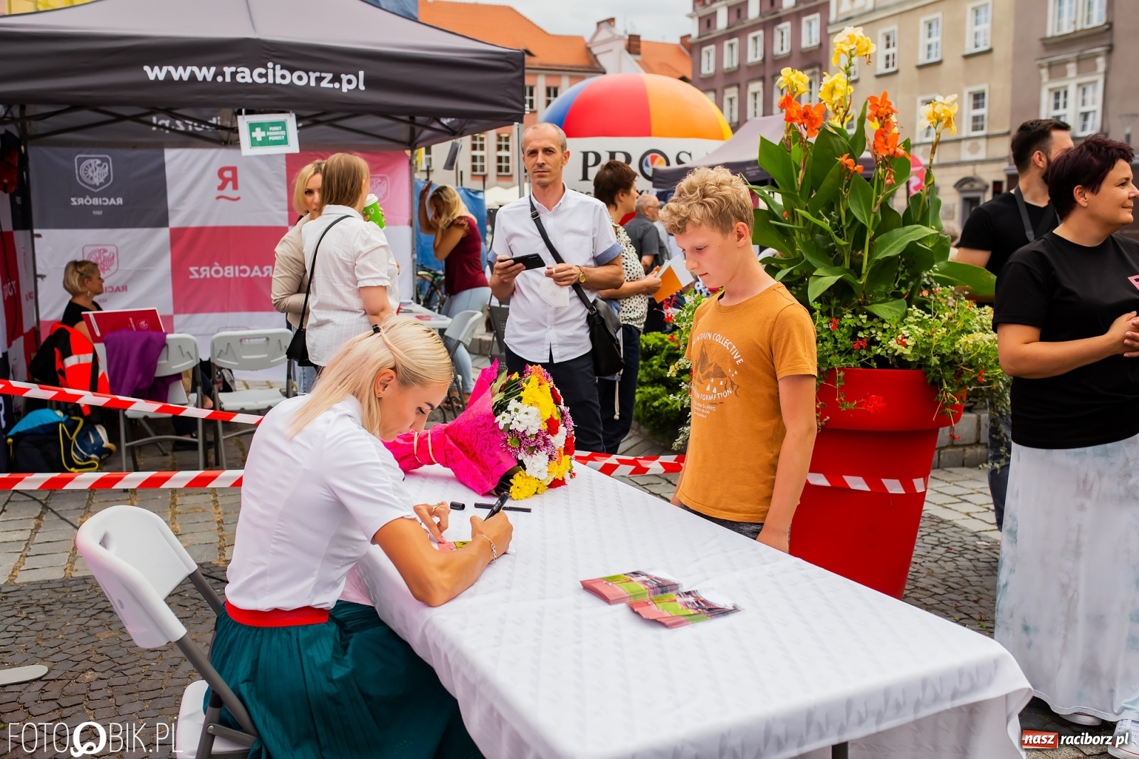 Zdjęcie w galerii na portalu naszraciborz.pl: Czek i zaproszenie na kolację. Władze powitały Justynę Święty-Ersetic wiadomości z regionu
