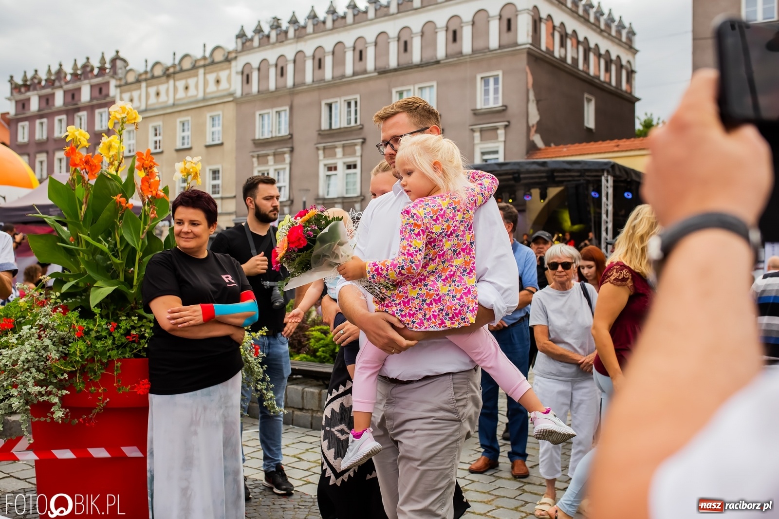 Zdjęcie w galerii na portalu naszraciborz.pl: Czek i zaproszenie na kolację. Władze powitały Justynę Święty-Ersetic wiadomości z regionu