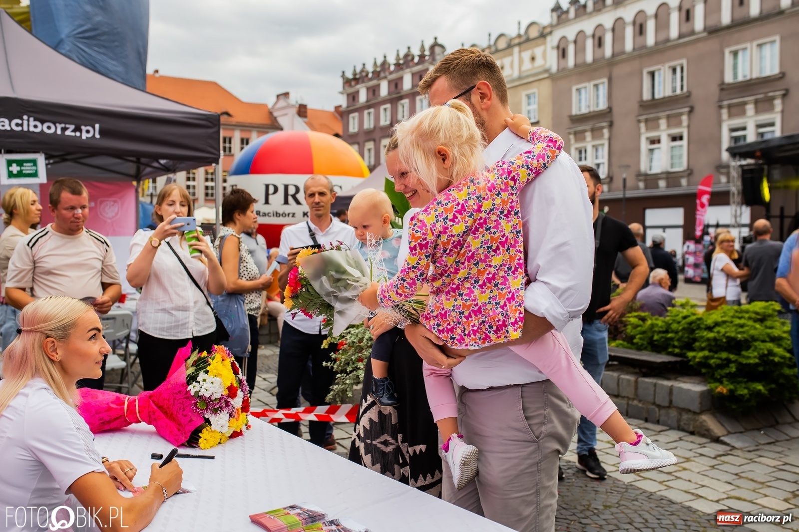 Zdjęcie w galerii na portalu naszraciborz.pl: Czek i zaproszenie na kolację. Władze powitały Justynę Święty-Ersetic wiadomości z regionu