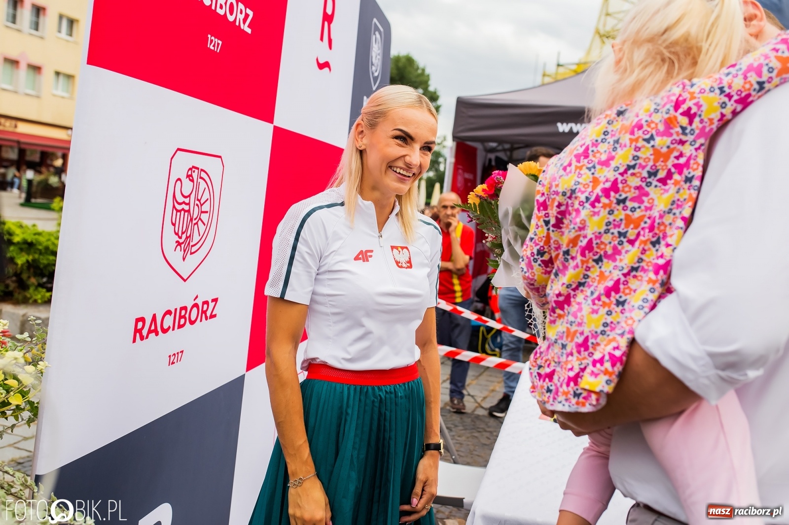 Zdjęcie w galerii na portalu naszraciborz.pl: Czek i zaproszenie na kolację. Władze powitały Justynę Święty-Ersetic wiadomości z regionu