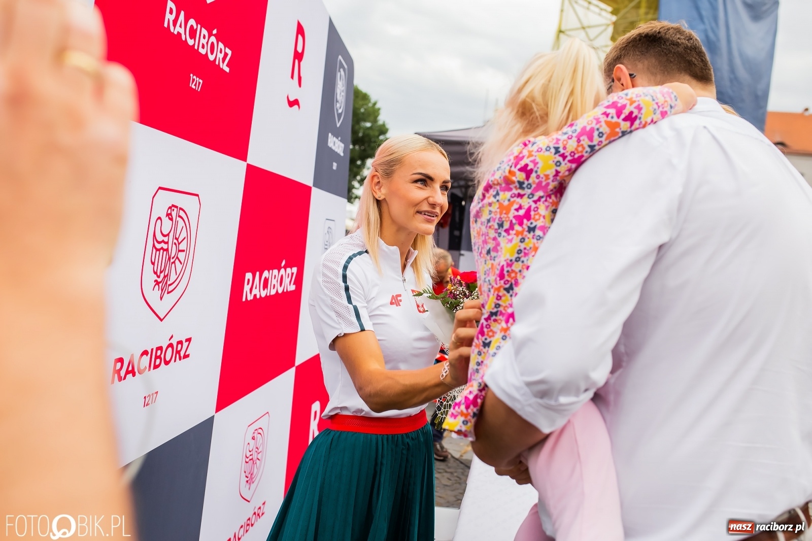 Zdjęcie w galerii na portalu naszraciborz.pl: Czek i zaproszenie na kolację. Władze powitały Justynę Święty-Ersetic wiadomości z regionu
