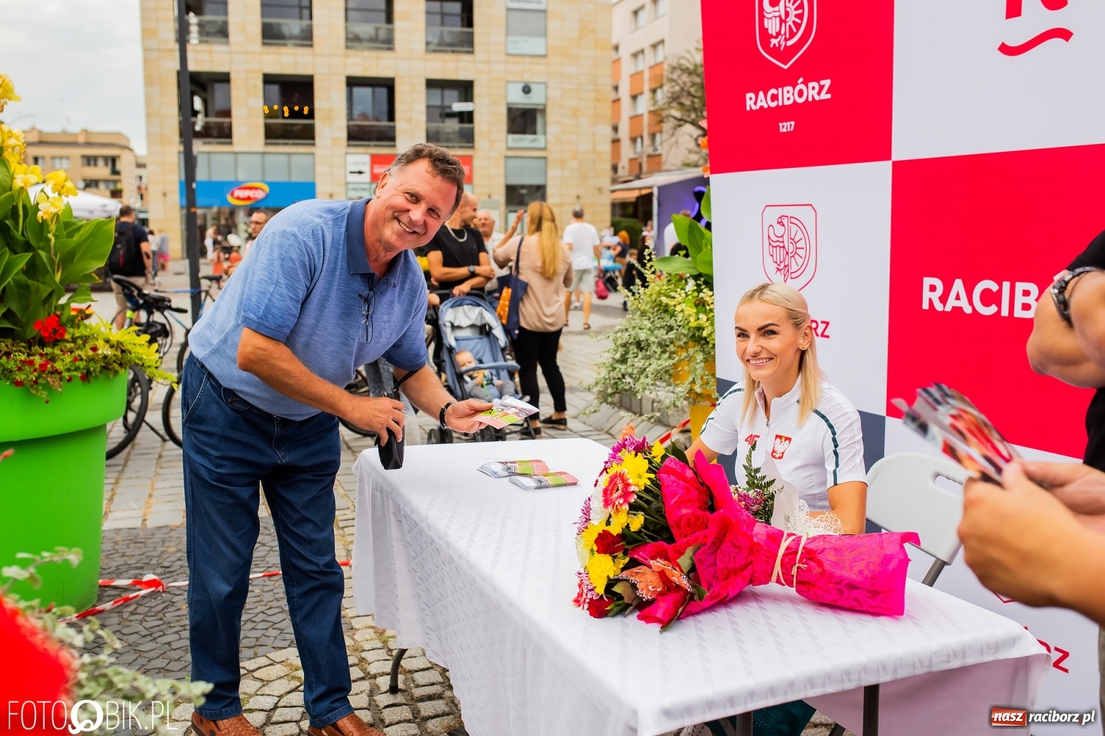 Zdjęcie w galerii na portalu naszraciborz.pl: Czek i zaproszenie na kolację. Władze powitały Justynę Święty-Ersetic wiadomości z regionu