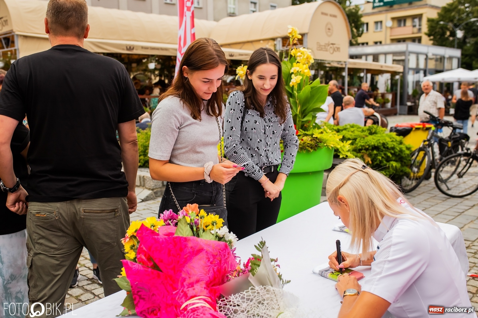 Zdjęcie w galerii na portalu naszraciborz.pl: Czek i zaproszenie na kolację. Władze powitały Justynę Święty-Ersetic wiadomości z regionu