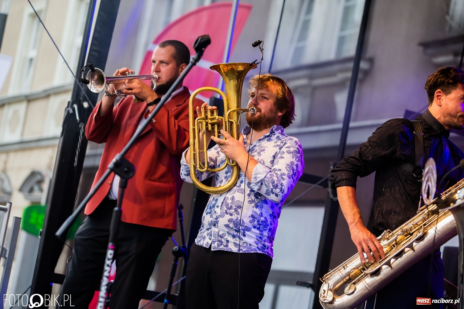 Zdjęcie w galerii na portalu naszraciborz.pl: Dni Raciborza. Bałkańskie rytmy i country na Rynku wiadomości z regionu