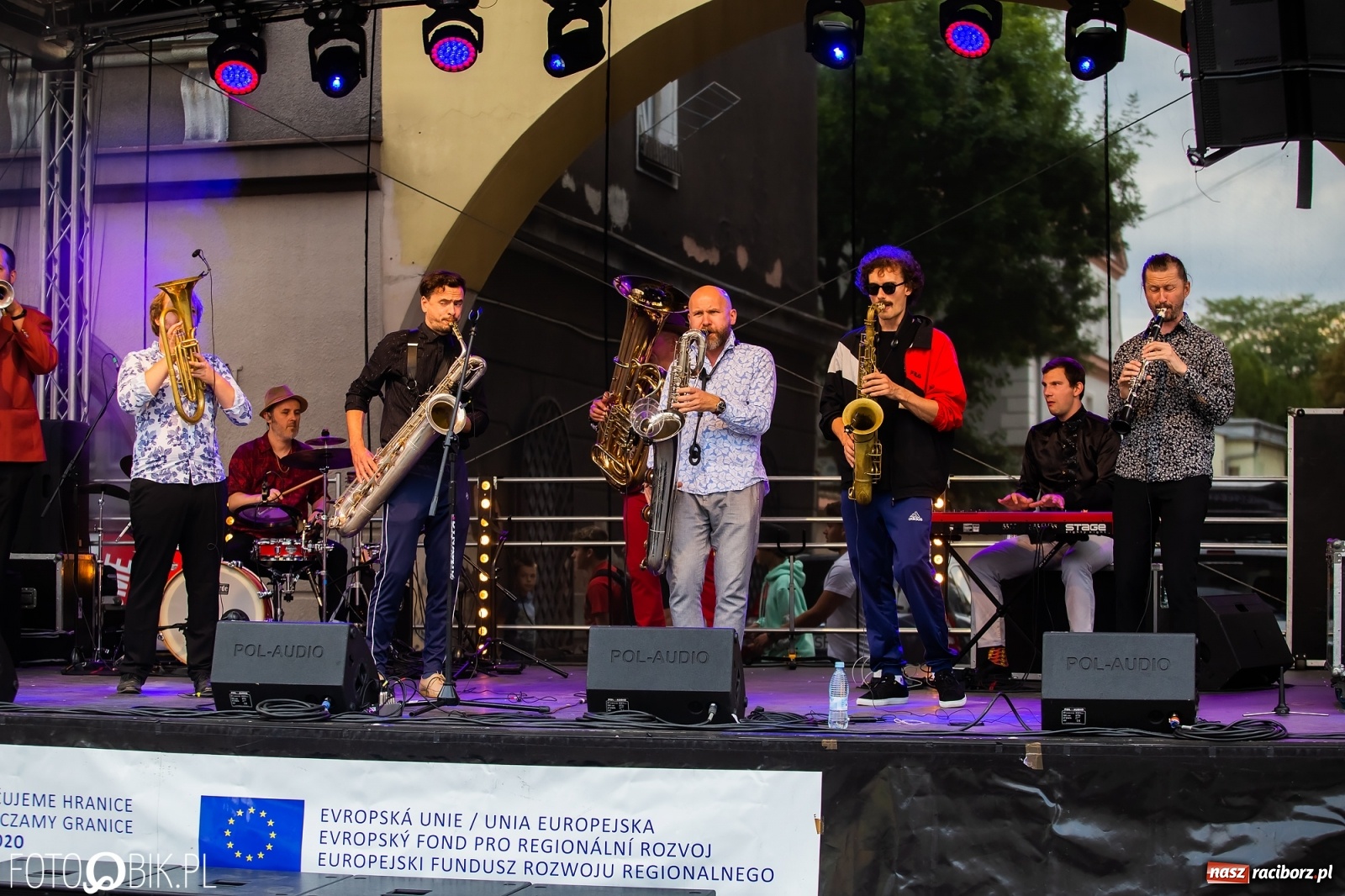 Zdjęcie w galerii na portalu naszraciborz.pl: Dni Raciborza. Bałkańskie rytmy i country na Rynku wiadomości z regionu