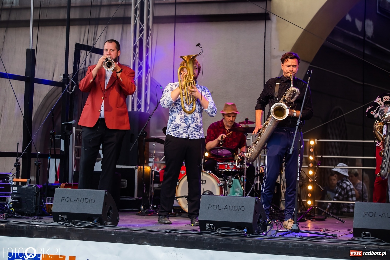 Zdjęcie w galerii na portalu naszraciborz.pl: Dni Raciborza. Bałkańskie rytmy i country na Rynku wiadomości z regionu