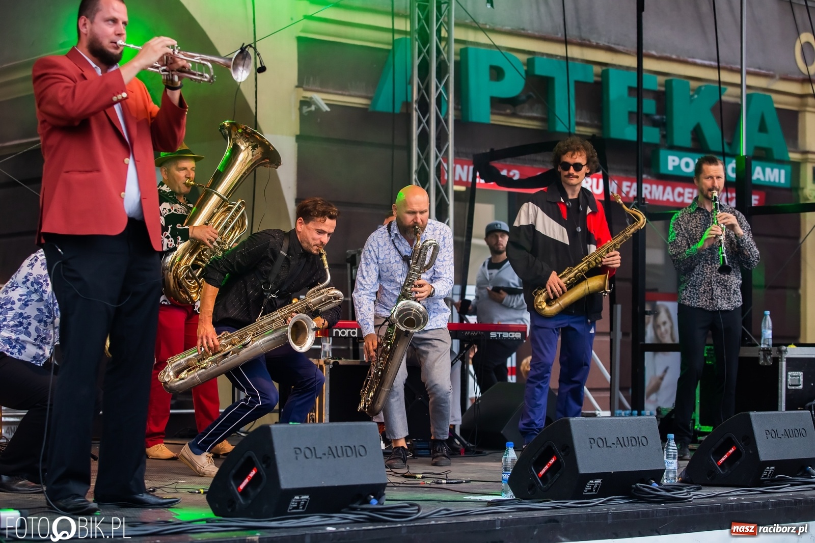 Zdjęcie w galerii na portalu naszraciborz.pl: Dni Raciborza. Bałkańskie rytmy i country na Rynku wiadomości z regionu