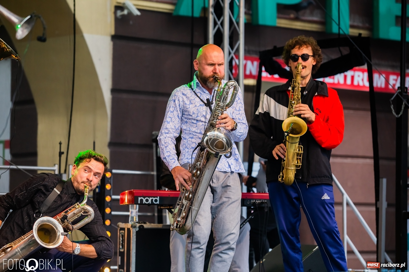 Zdjęcie w galerii na portalu naszraciborz.pl: Dni Raciborza. Bałkańskie rytmy i country na Rynku wiadomości z regionu