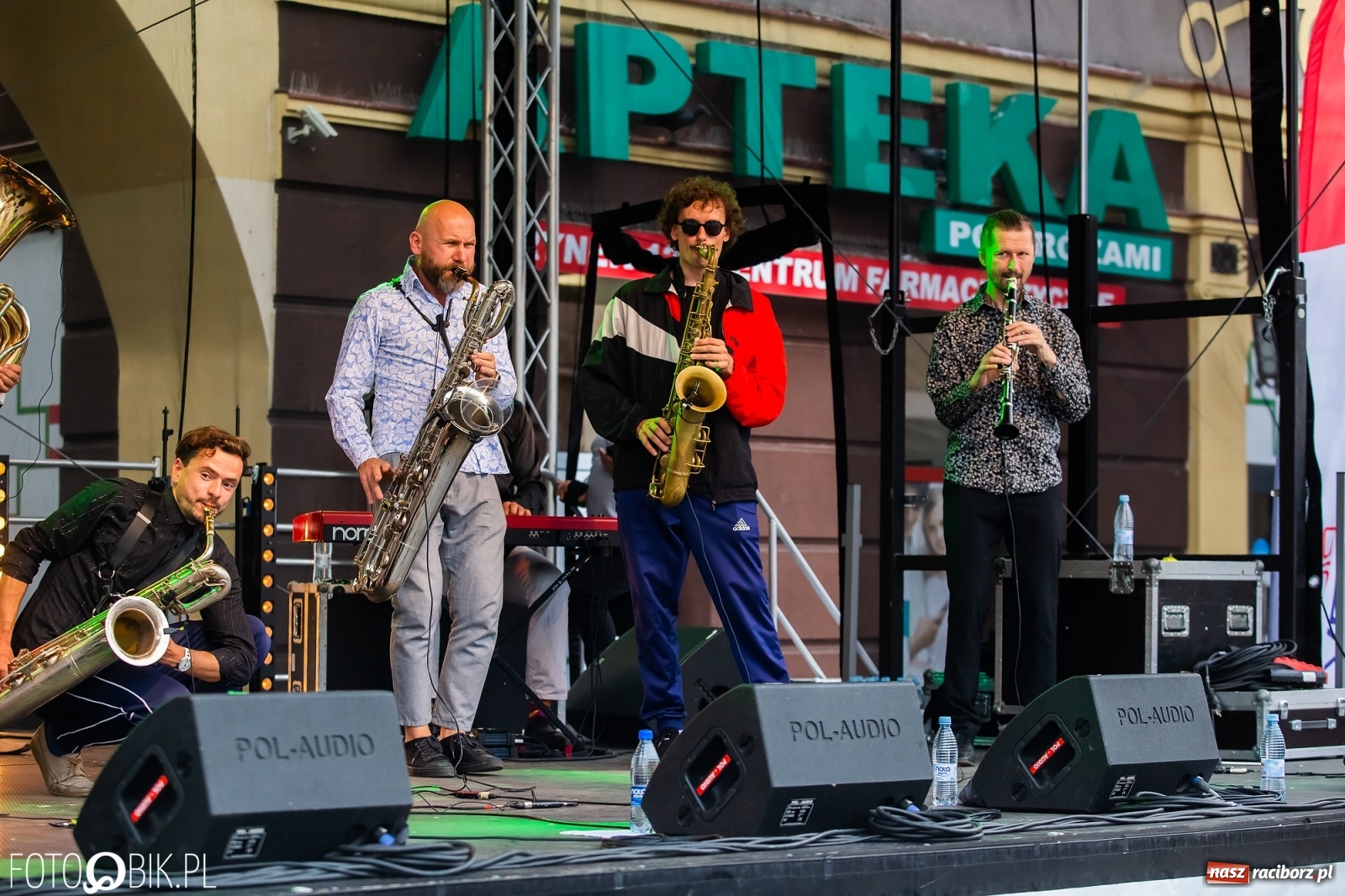 Zdjęcie w galerii na portalu naszraciborz.pl: Dni Raciborza. Bałkańskie rytmy i country na Rynku wiadomości z regionu