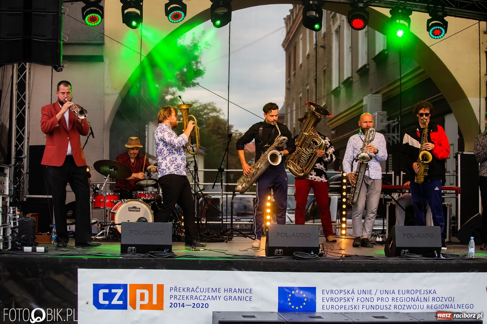 Zdjęcie w galerii na portalu naszraciborz.pl: Dni Raciborza. Bałkańskie rytmy i country na Rynku wiadomości z regionu