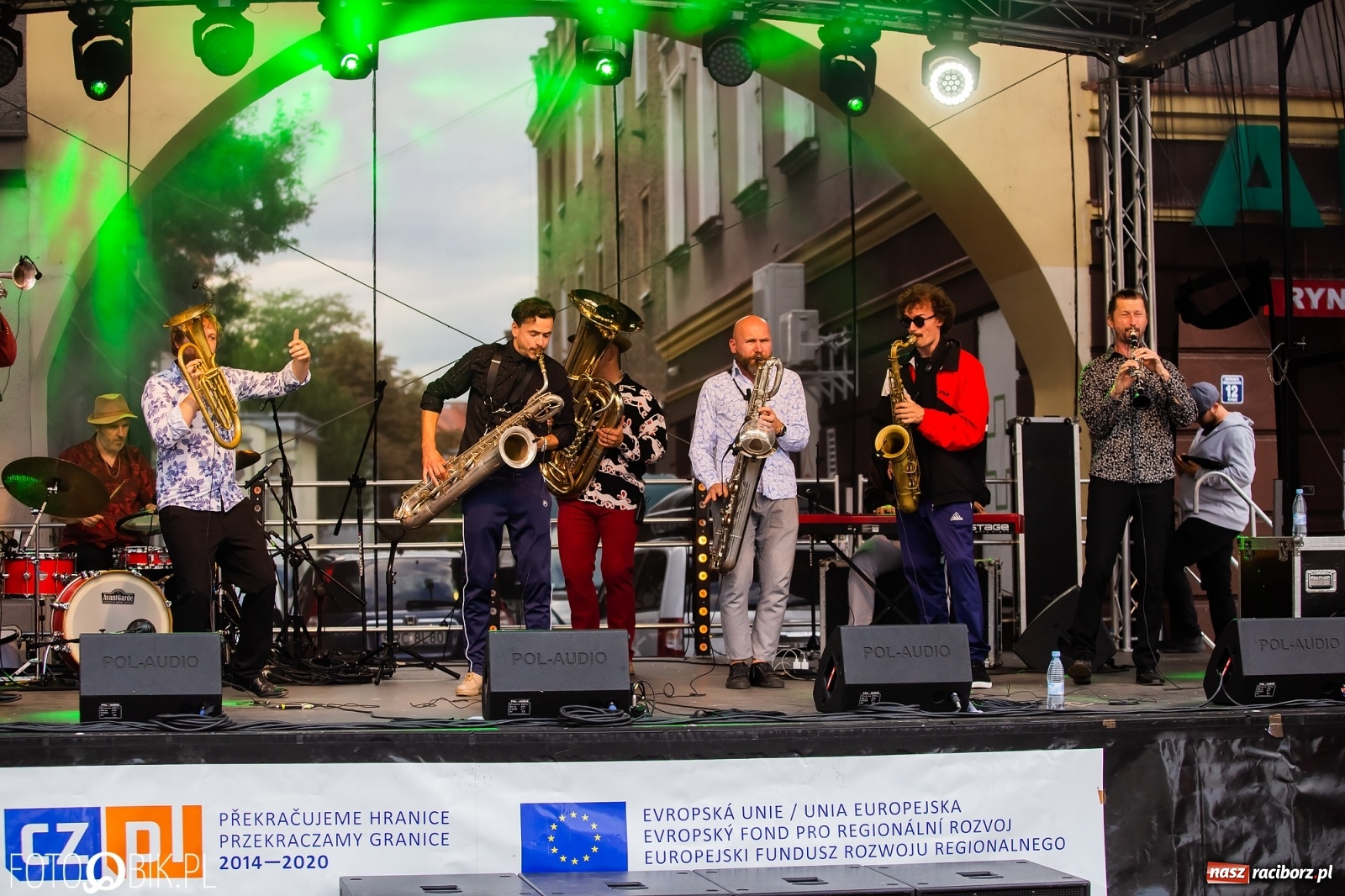 Zdjęcie w galerii na portalu naszraciborz.pl: Dni Raciborza. Bałkańskie rytmy i country na Rynku wiadomości z regionu