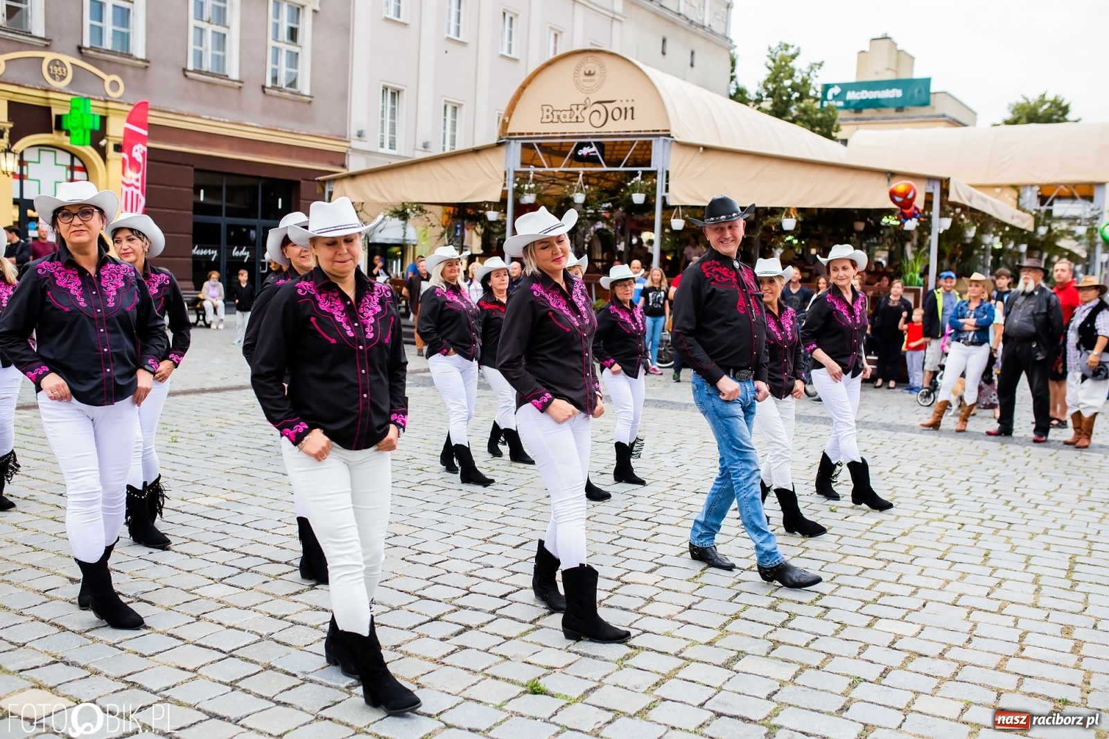 Zdjęcie w galerii na portalu naszraciborz.pl: Dni Raciborza. Bałkańskie rytmy i country na Rynku wiadomości z regionu