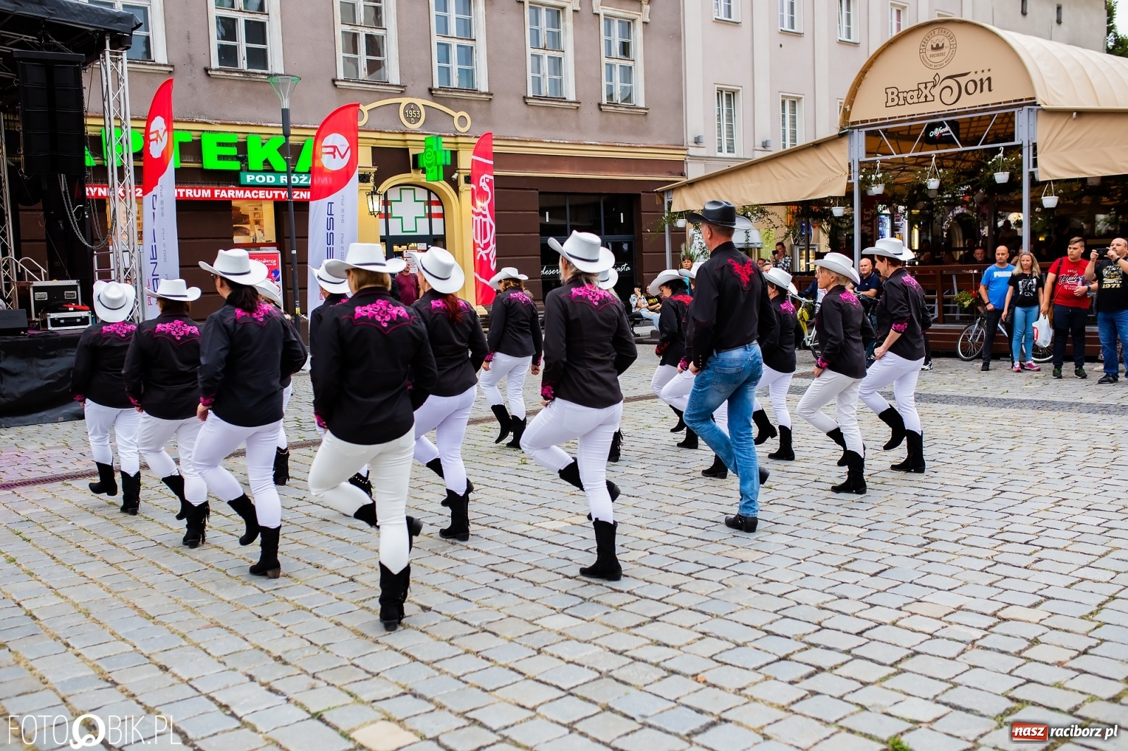 Zdjęcie w galerii na portalu naszraciborz.pl: Dni Raciborza. Bałkańskie rytmy i country na Rynku wiadomości z regionu
