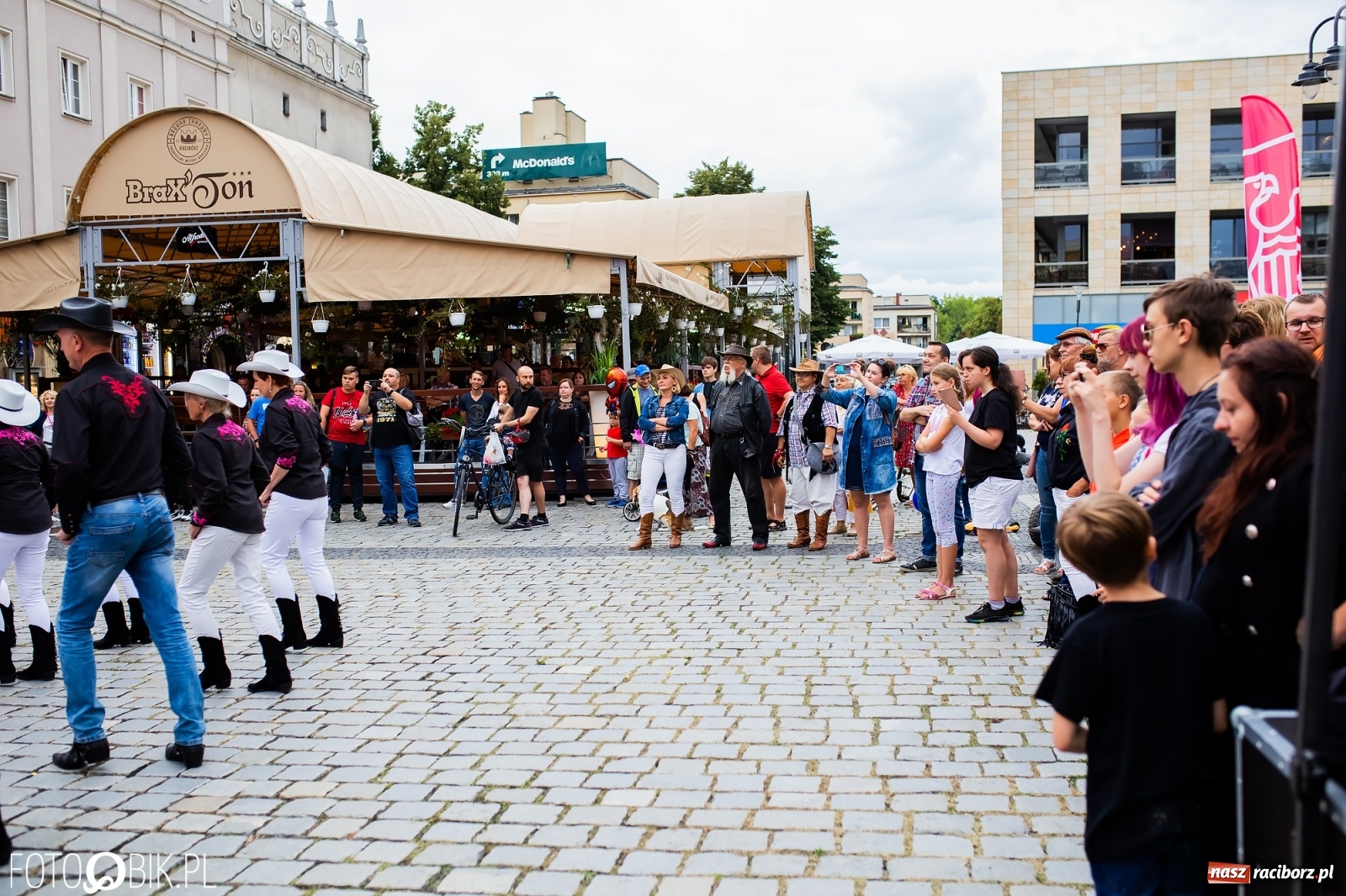 Zdjęcie w galerii na portalu naszraciborz.pl: Dni Raciborza. Bałkańskie rytmy i country na Rynku wiadomości z regionu