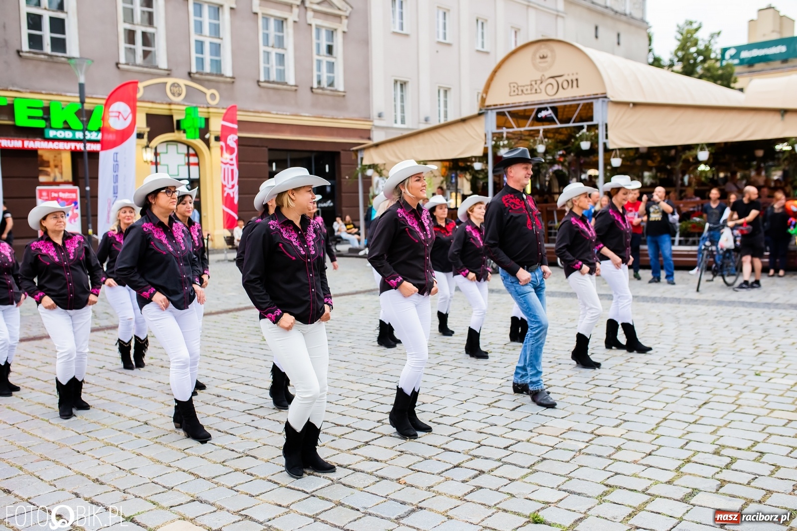 Zdjęcie w galerii na portalu naszraciborz.pl: Dni Raciborza. Bałkańskie rytmy i country na Rynku wiadomości z regionu