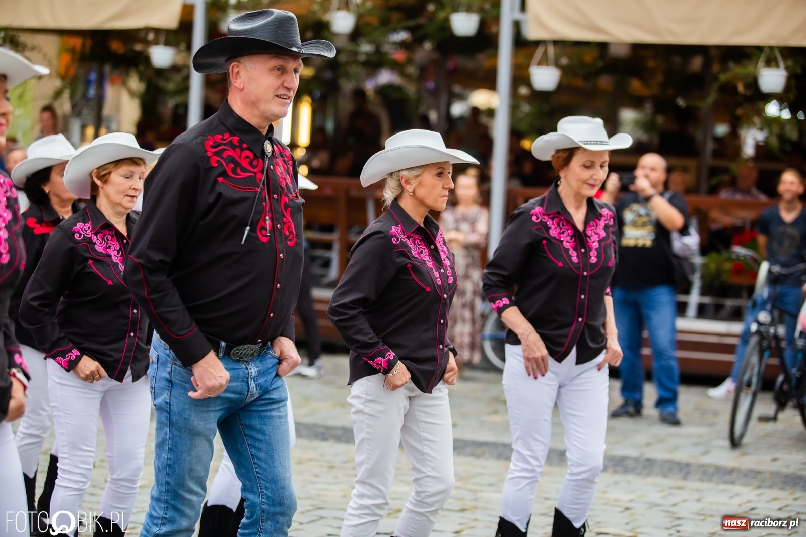 Zdjęcie w galerii na portalu naszraciborz.pl: Dni Raciborza. Bałkańskie rytmy i country na Rynku wiadomości z regionu