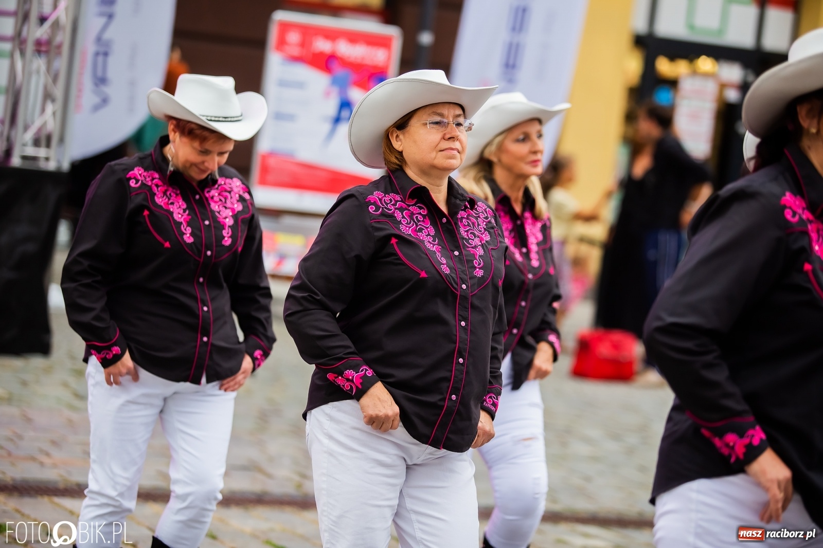 Zdjęcie w galerii na portalu naszraciborz.pl: Dni Raciborza. Bałkańskie rytmy i country na Rynku wiadomości z regionu