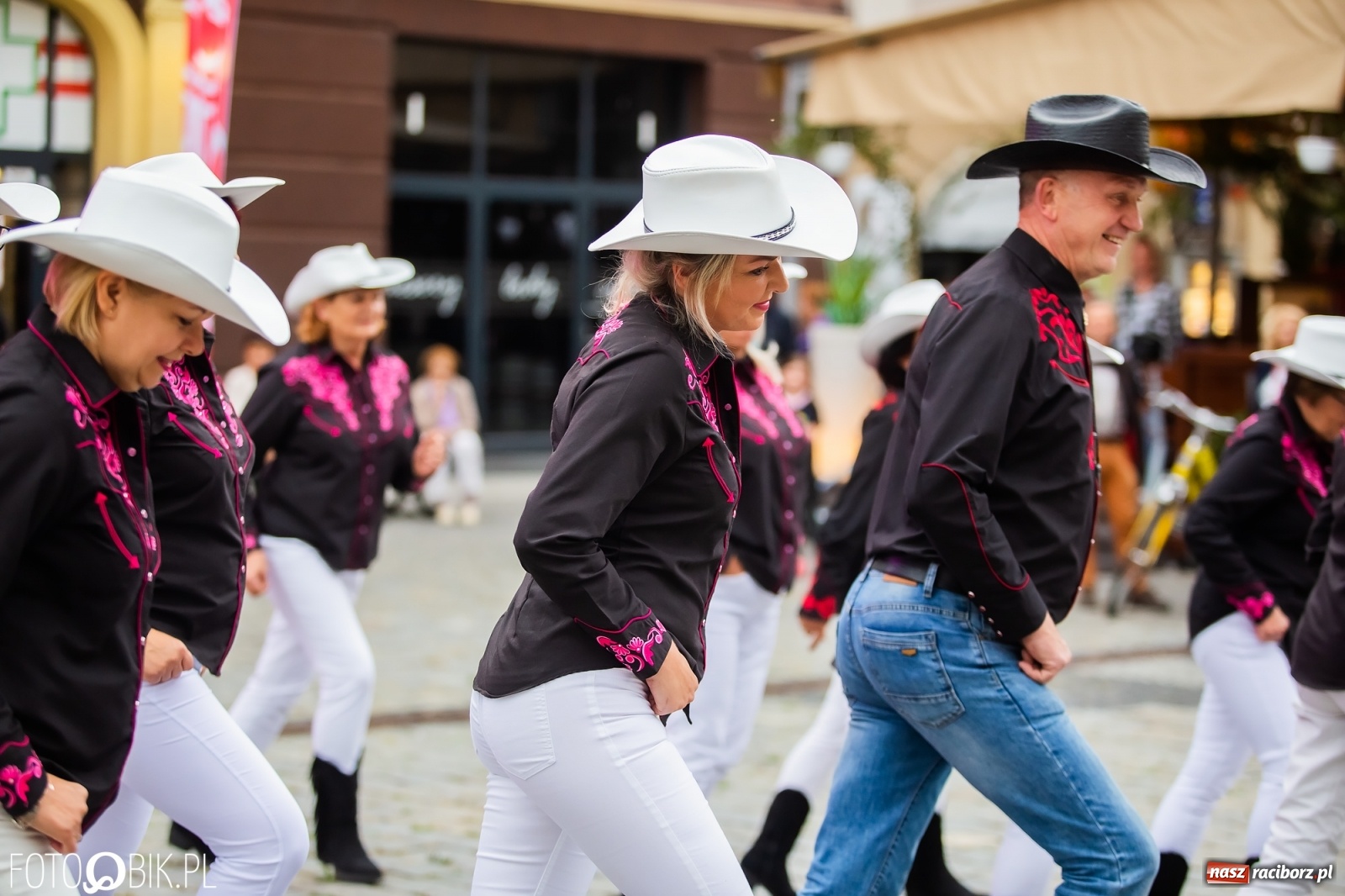 Zdjęcie w galerii na portalu naszraciborz.pl: Dni Raciborza. Bałkańskie rytmy i country na Rynku wiadomości z regionu