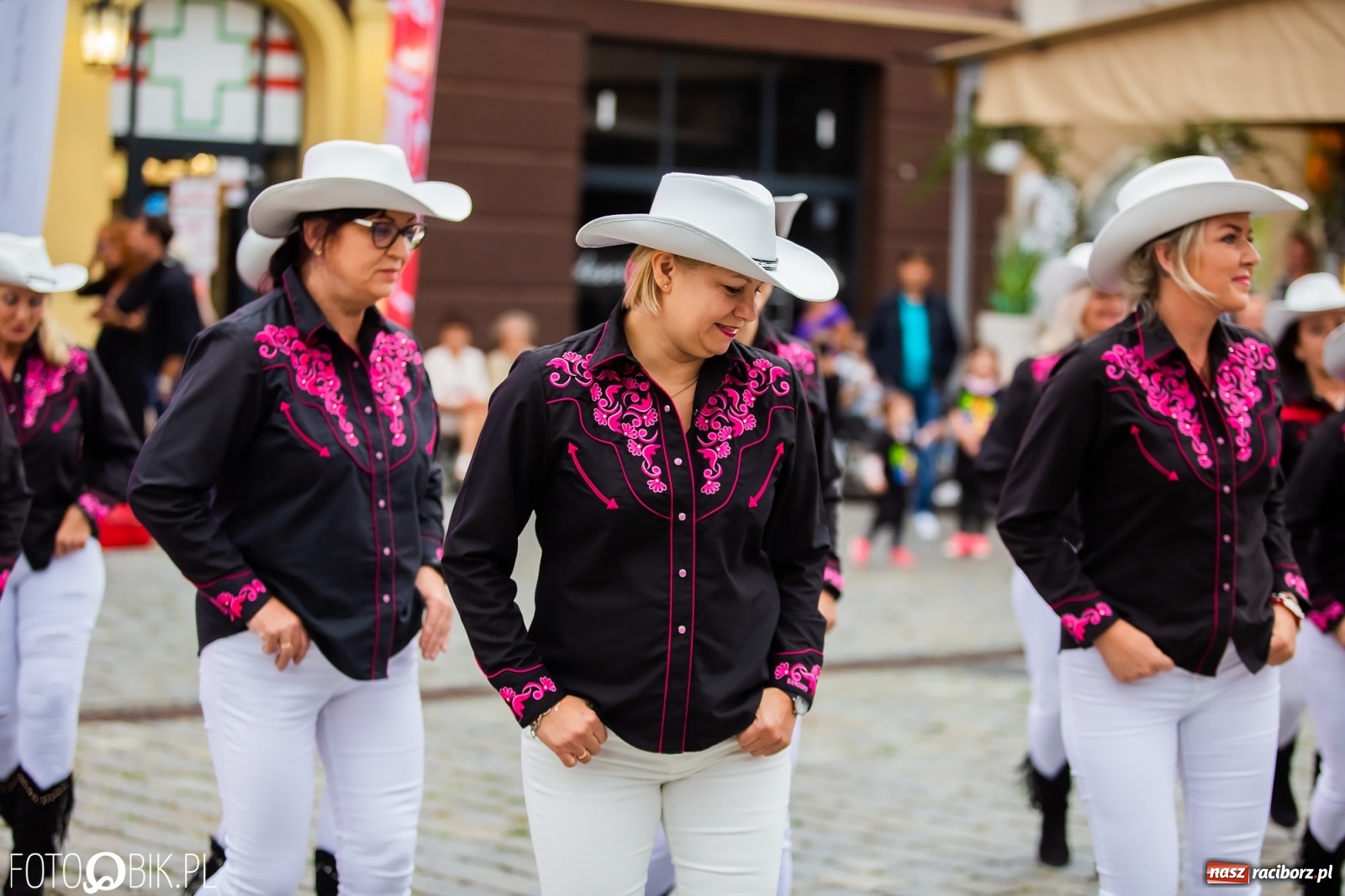 Zdjęcie w galerii na portalu naszraciborz.pl: Dni Raciborza. Bałkańskie rytmy i country na Rynku wiadomości z regionu