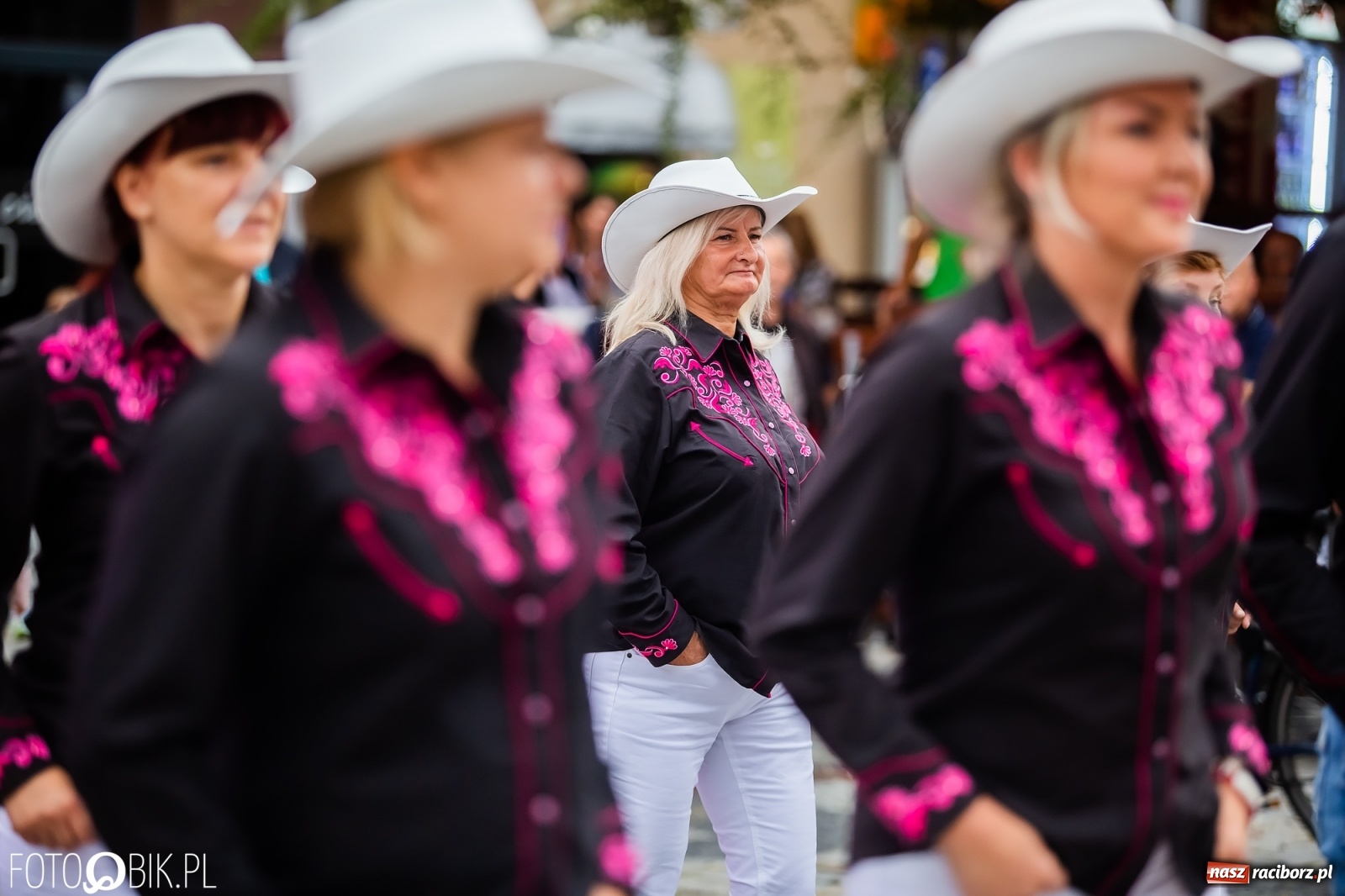 Zdjęcie w galerii na portalu naszraciborz.pl: Dni Raciborza. Bałkańskie rytmy i country na Rynku wiadomości z regionu