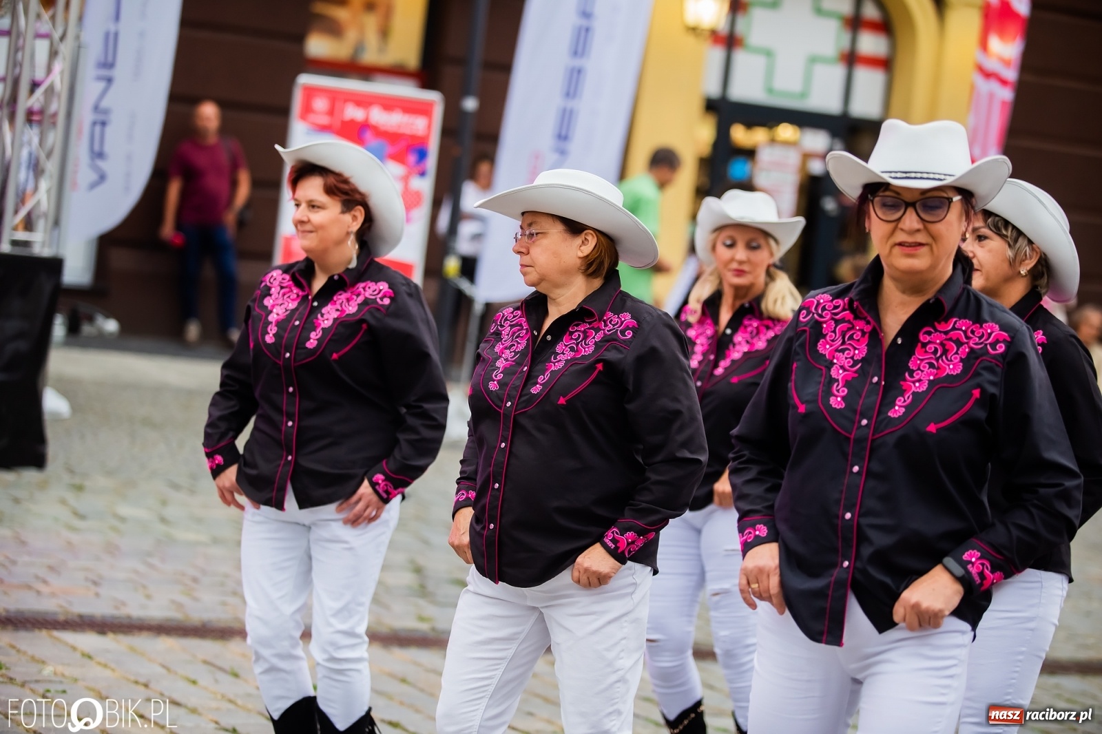 Zdjęcie w galerii na portalu naszraciborz.pl: Dni Raciborza. Bałkańskie rytmy i country na Rynku wiadomości z regionu