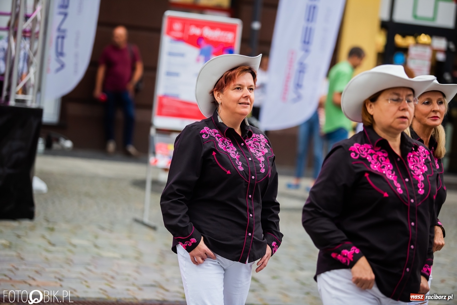 Zdjęcie w galerii na portalu naszraciborz.pl: Dni Raciborza. Bałkańskie rytmy i country na Rynku wiadomości z regionu
