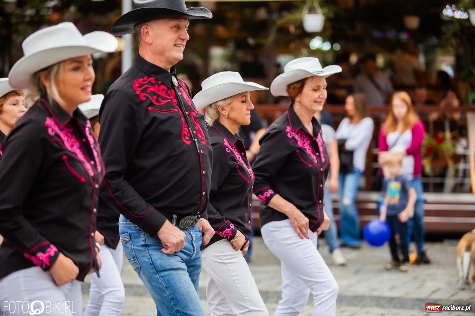Zdjęcie w galerii na portalu naszraciborz.pl: Dni Raciborza. Bałkańskie rytmy i country na Rynku wiadomości z regionu