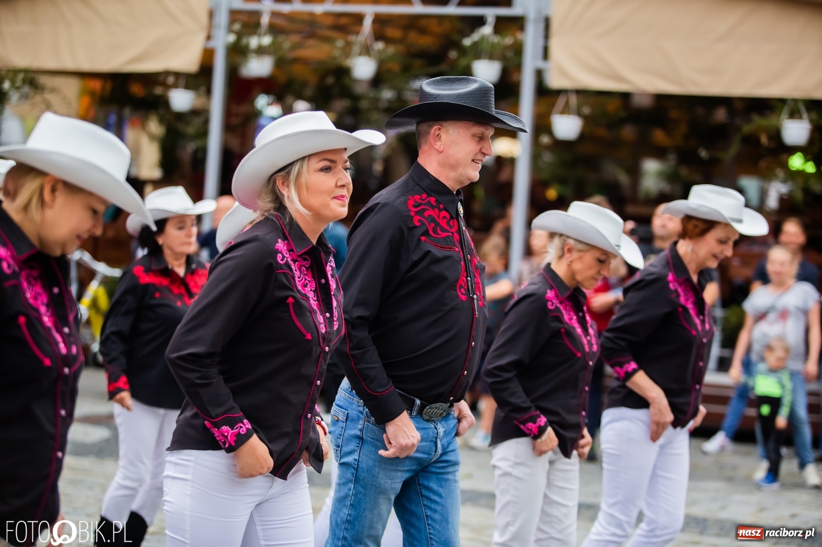 Zdjęcie w galerii na portalu naszraciborz.pl: Dni Raciborza. Bałkańskie rytmy i country na Rynku wiadomości z regionu
