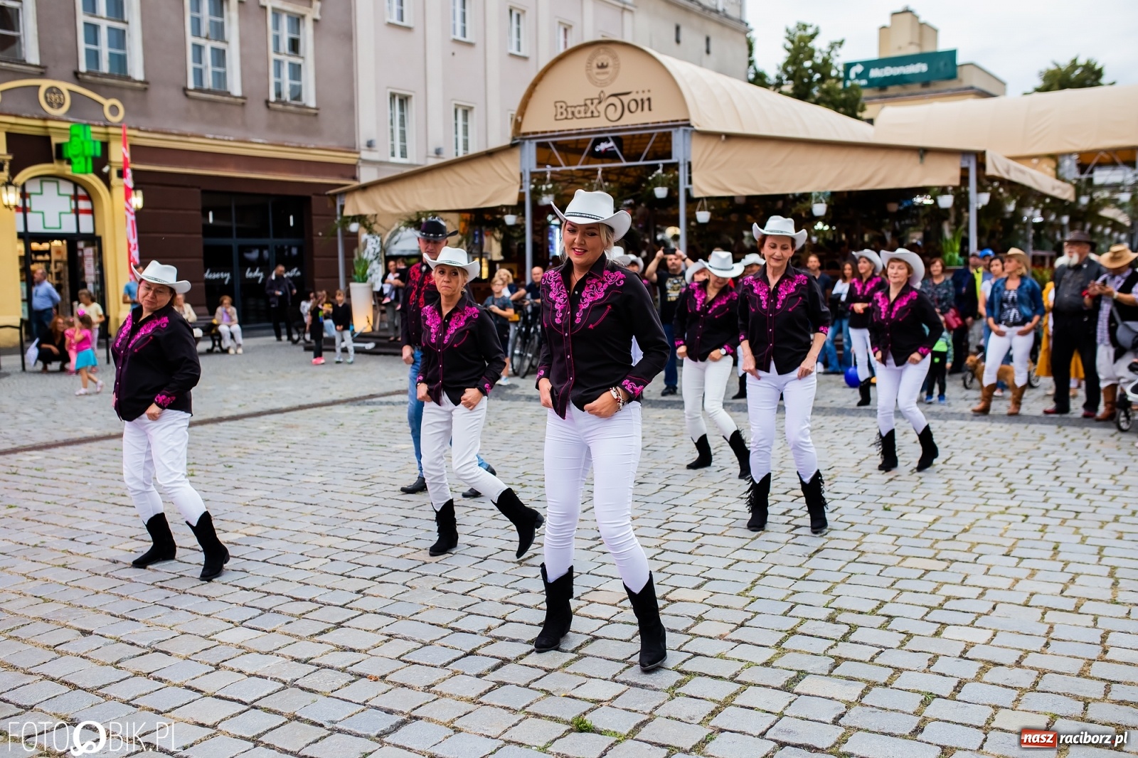 Zdjęcie w galerii na portalu naszraciborz.pl: Dni Raciborza. Bałkańskie rytmy i country na Rynku wiadomości z regionu