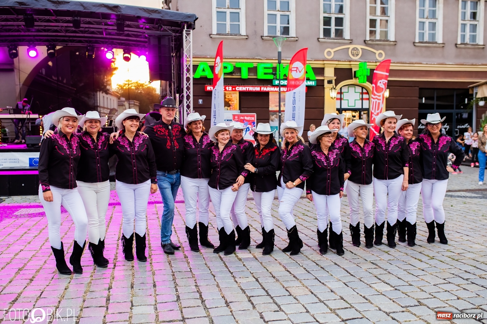 Zdjęcie w galerii na portalu naszraciborz.pl: Dni Raciborza. Bałkańskie rytmy i country na Rynku wiadomości z regionu